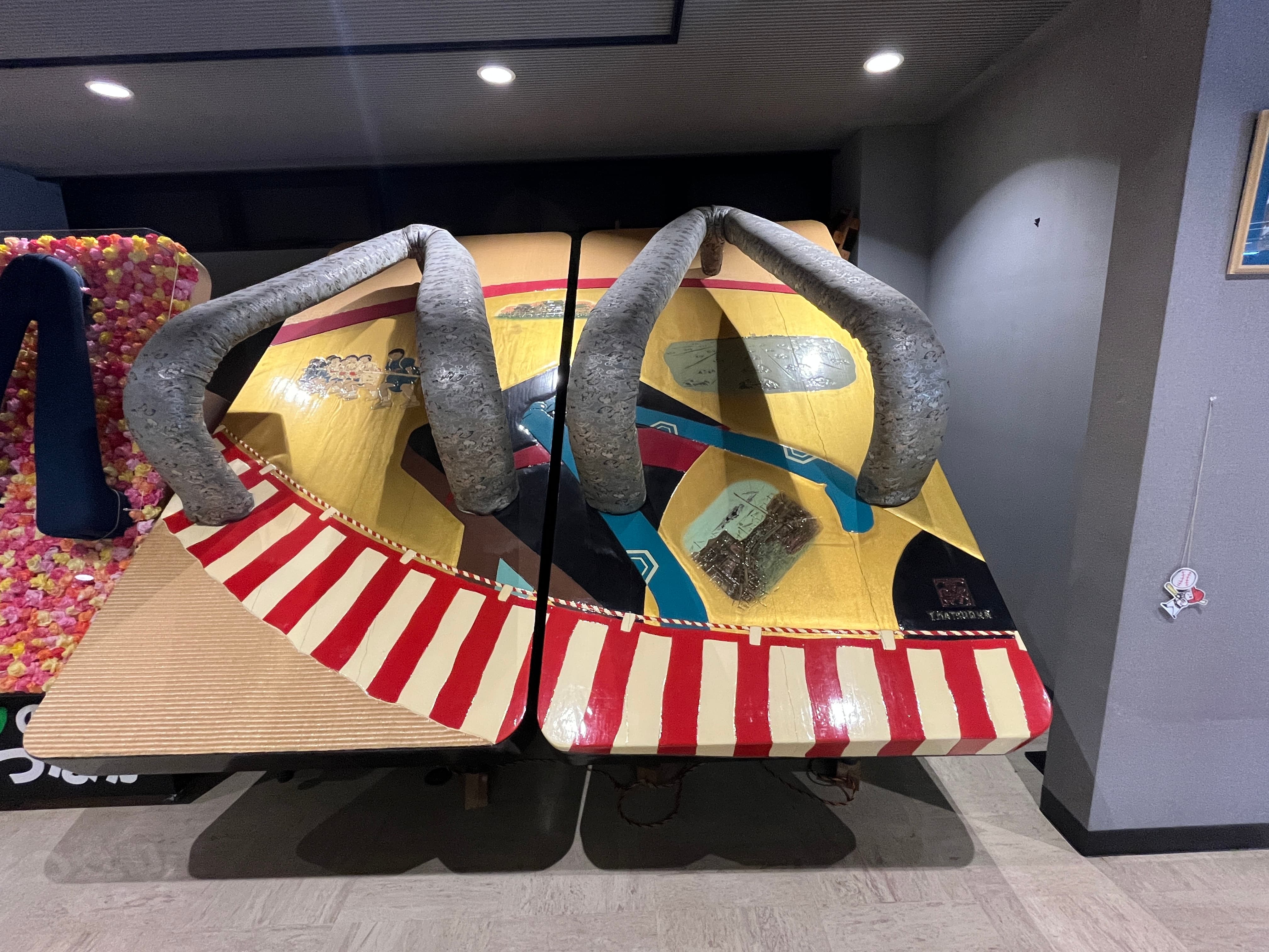 松岡高則氏の彫刻と巨大下駄